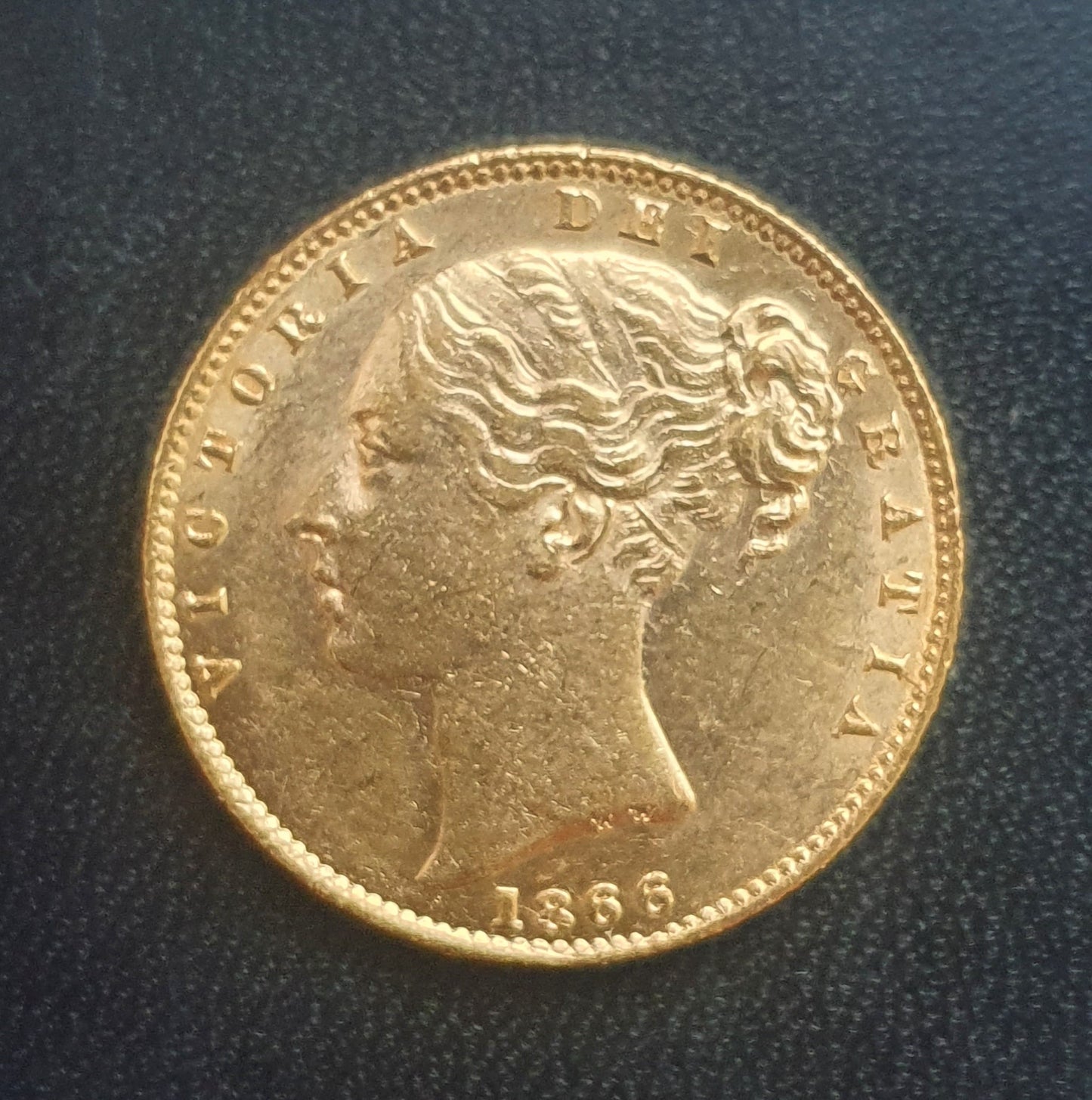 Sovereign 1866 Victoria Young Head mit Wappen