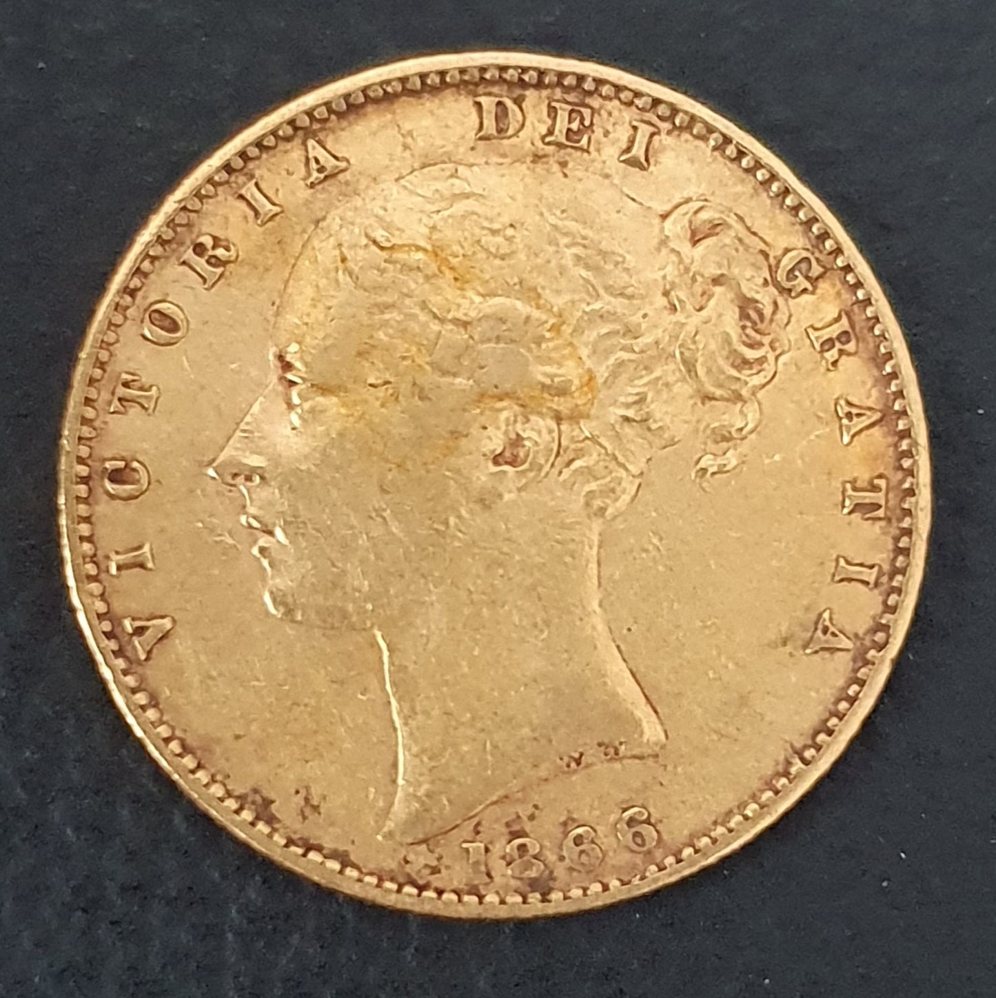 Sovereign 1866 Victoria Young Head mit Wappen