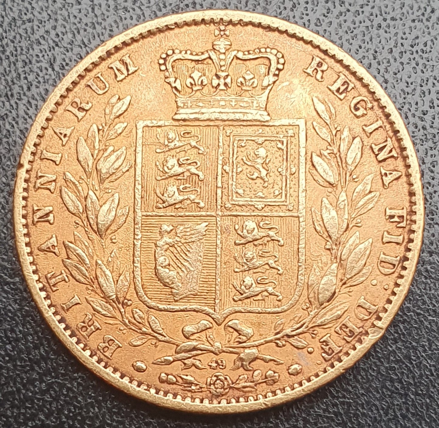 Sovereign 1864 Victoria Young Head mit Wappen