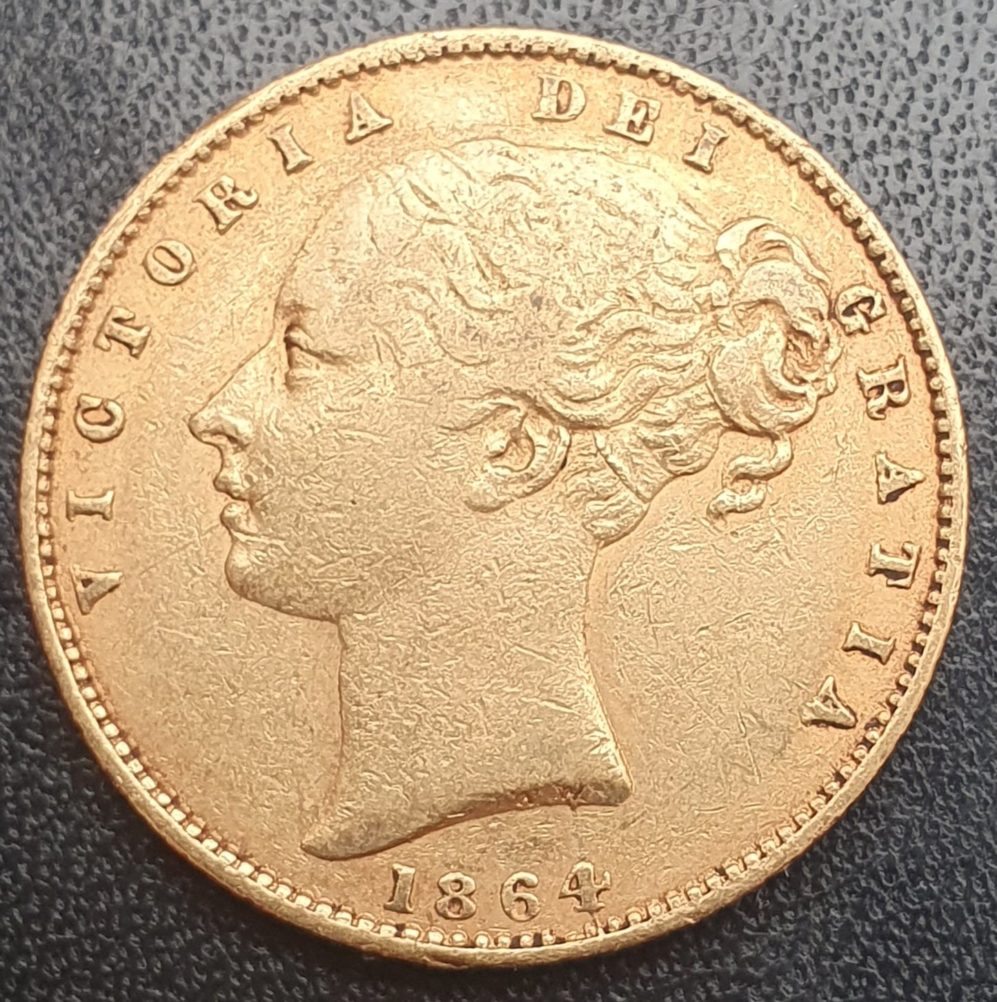 Sovereign 1864 Victoria Young Head mit Wappen